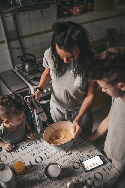 Tím v kuchyni pripravuje jedlo